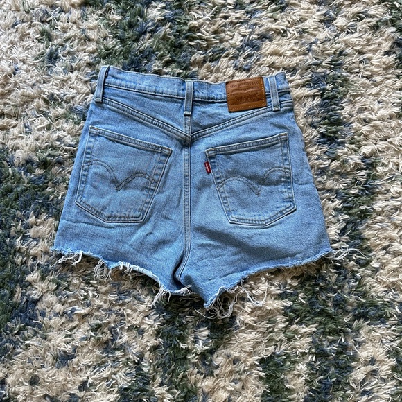 Levi’s Ribcage Short - Picture 2 of 4